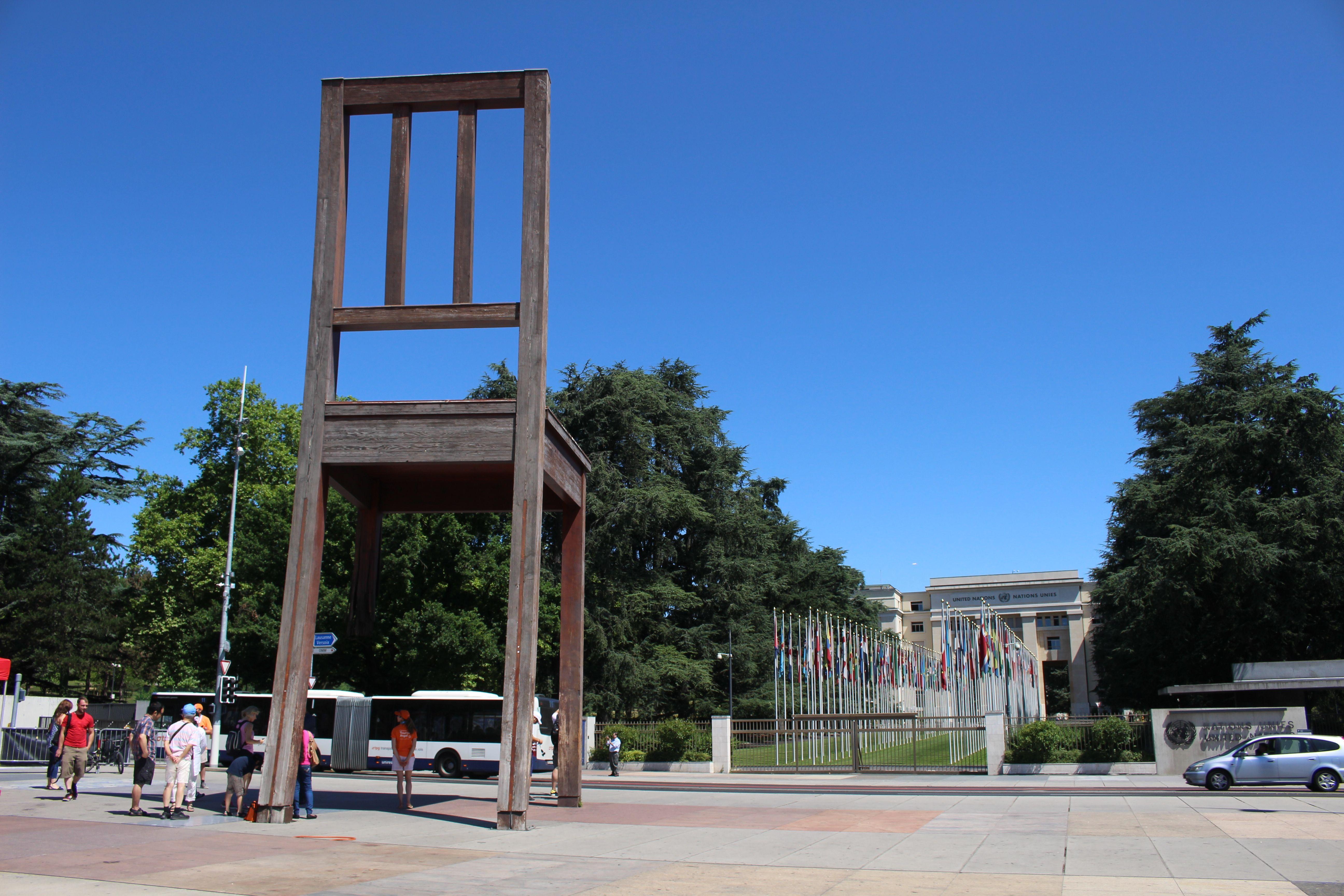 Фото Памятник- протест против противопехотных мин «Сломанный стул»