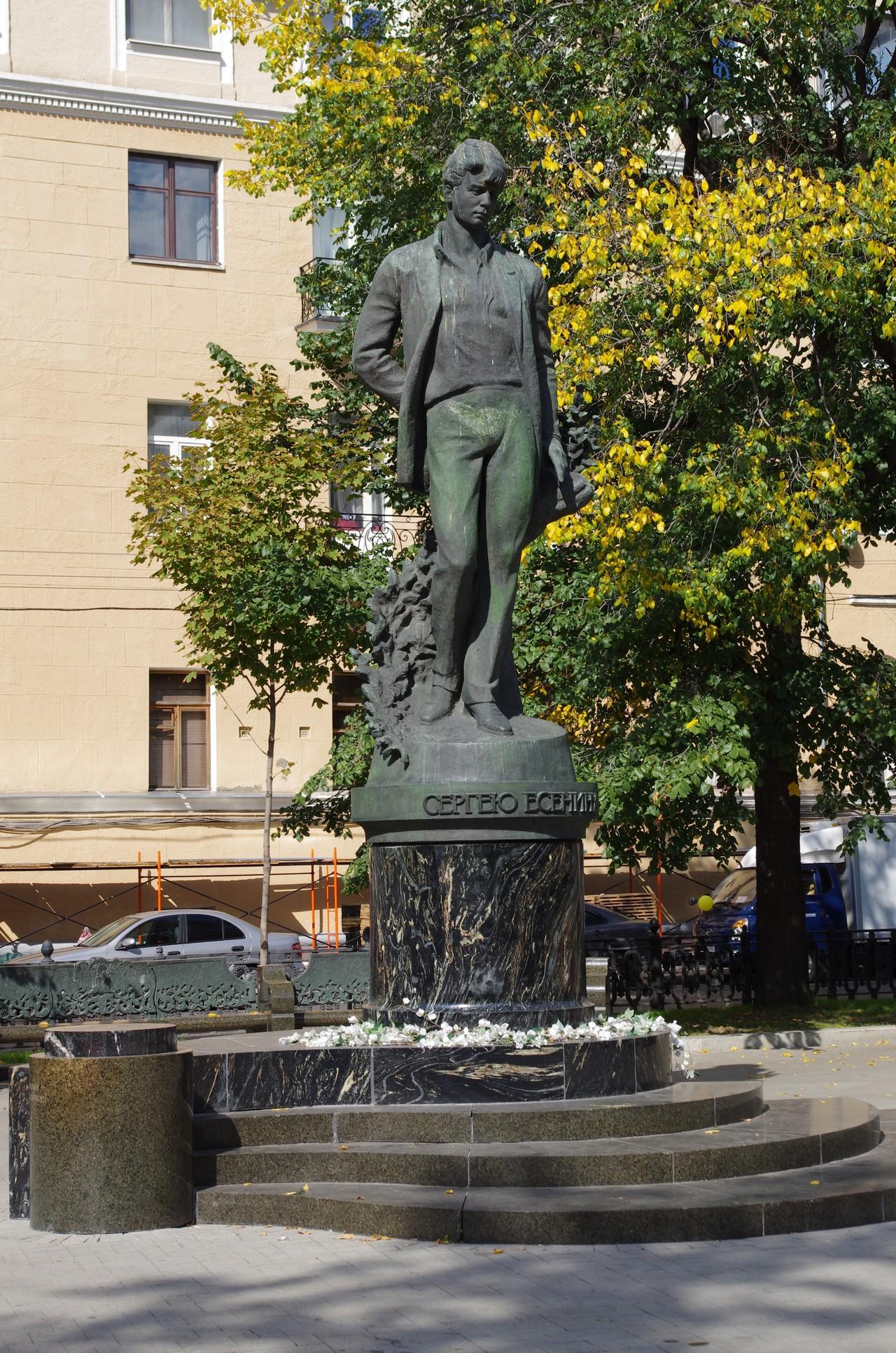 Фото Памятник Есенину