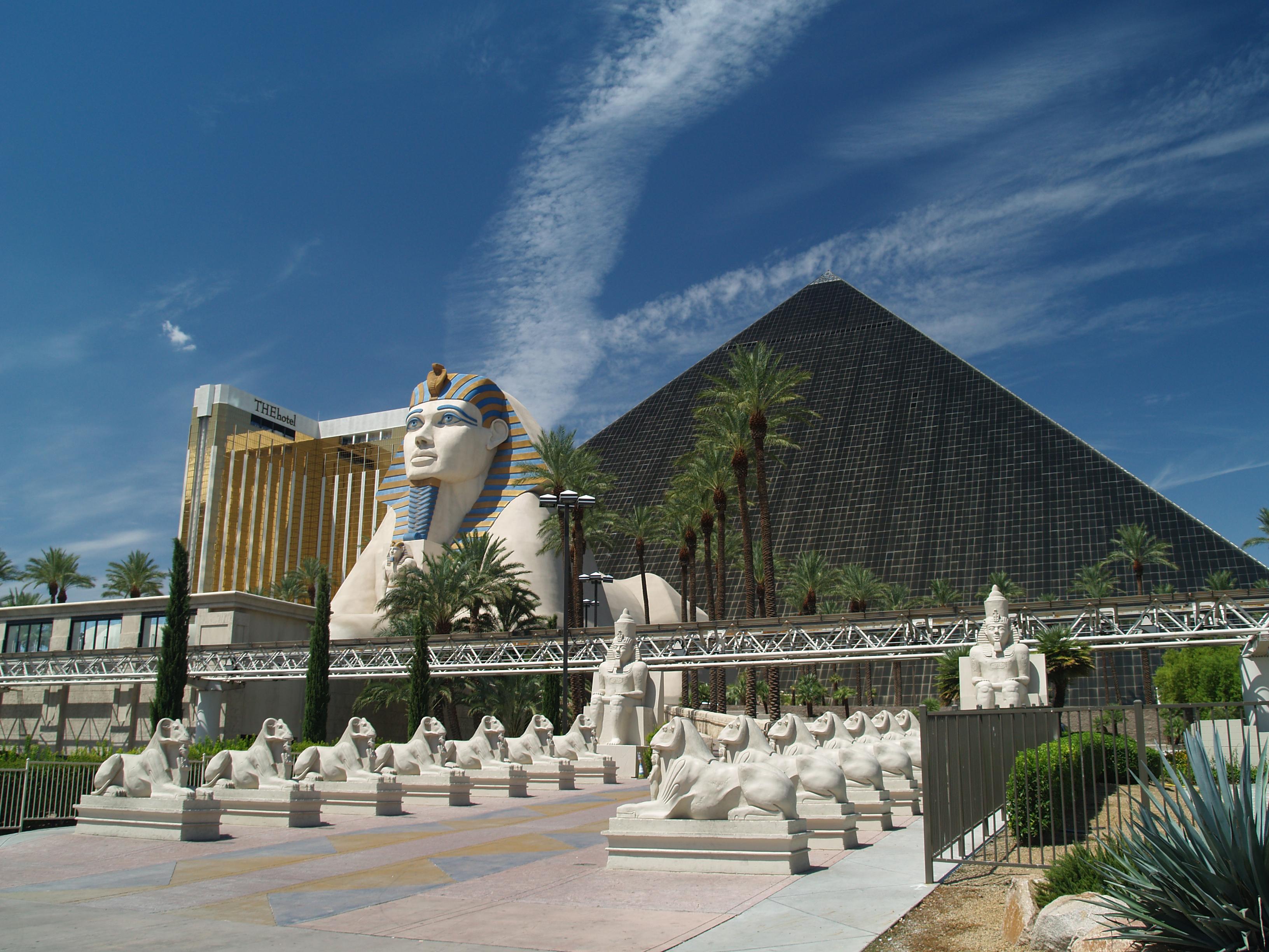 Отель и казино "Luxor"