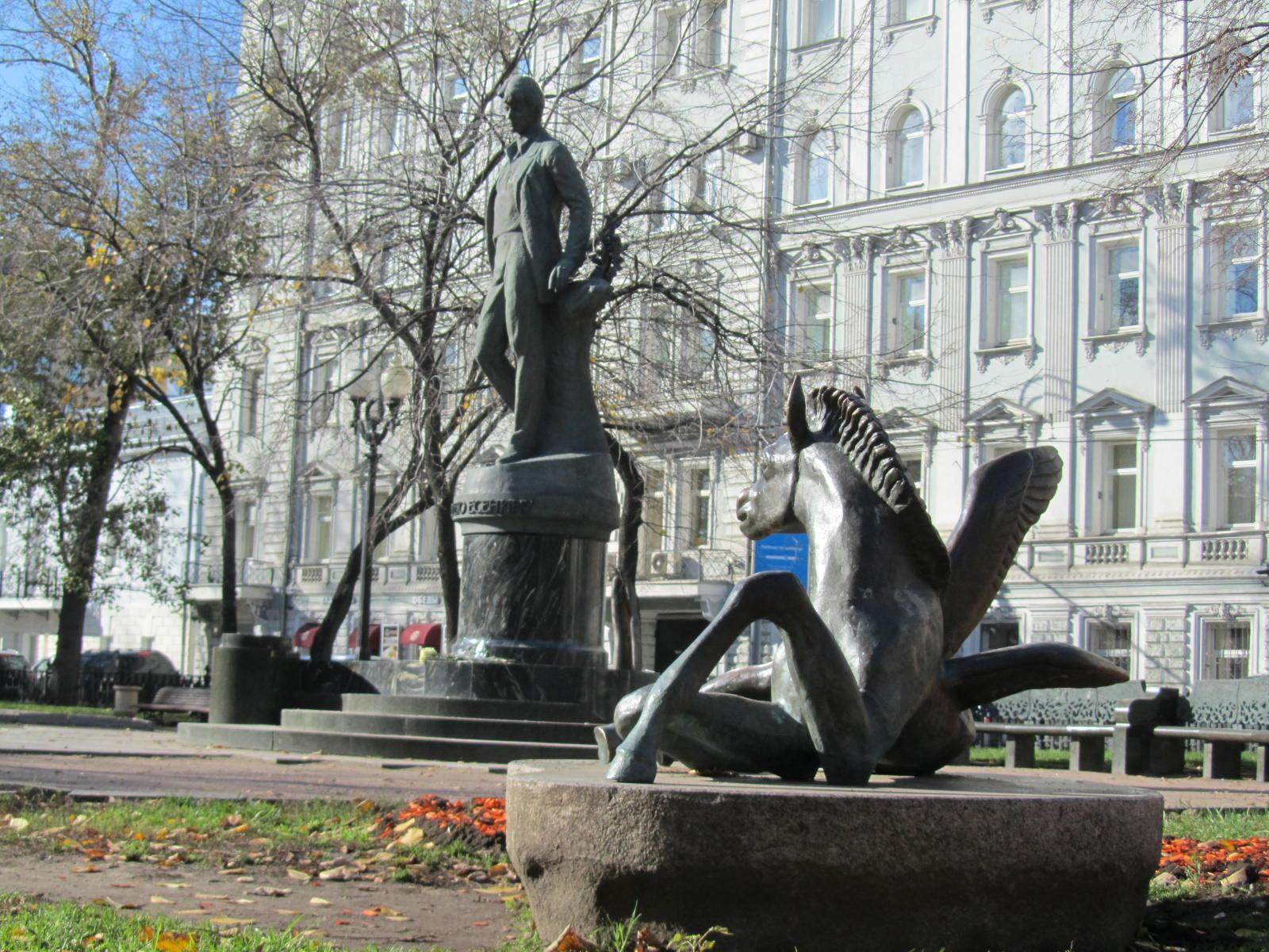 Фото Памятник Есенину