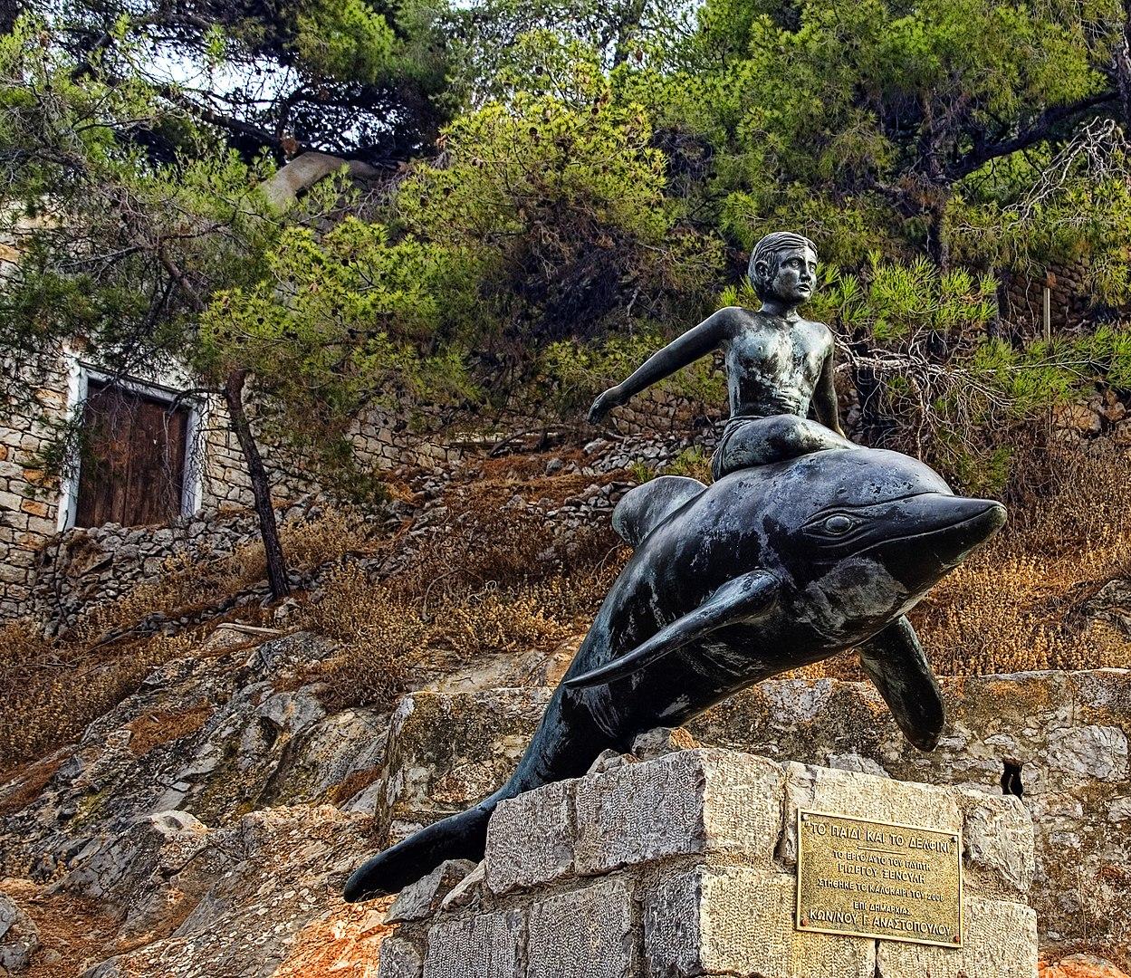 Мальчик на дельфине, скульптура, установленная в 2006 году на Идре и посвящённая одноимённому фильму